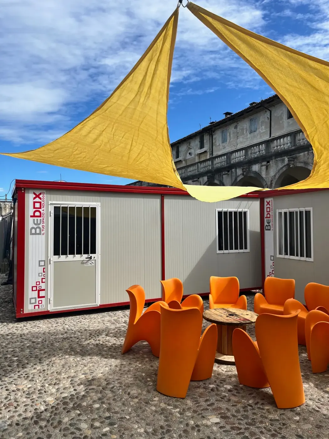 Monoblocco Bebox allestito con area relax all'aperto