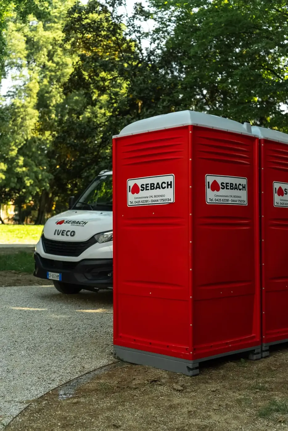 Bagni mobili Sebach con furgone del servizio CML Bedendo